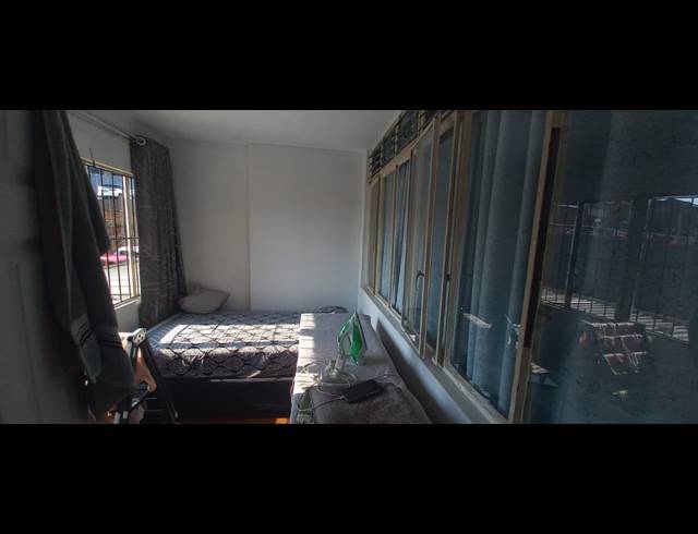 1.5 BEDROOM FLAT FOR SALE IN OVERPORT
